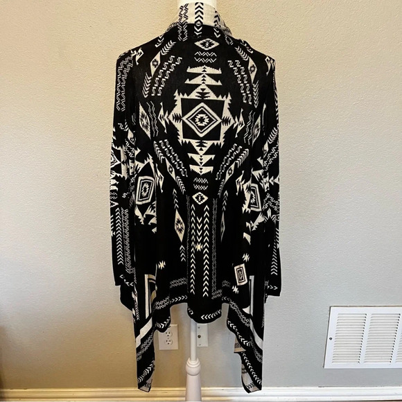 Black and White Aztec Patterned Women's Cardigan - Picture 9 of 14